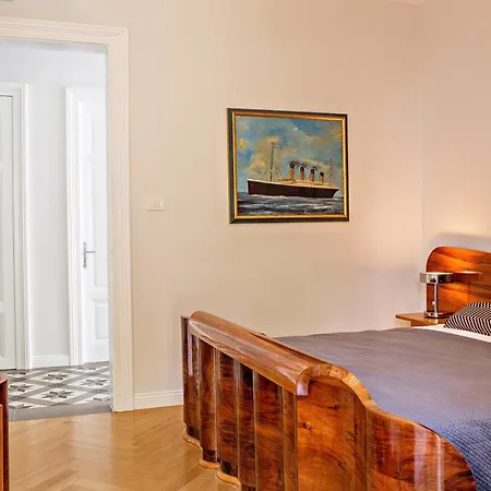 Deluxe Beachfront Klara, Apartamento *