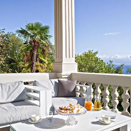 Apartment Deluxe Beachfront Klara, Lovran